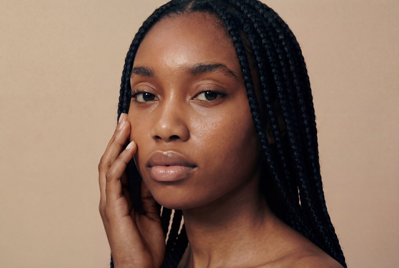 Zieht schnell ein, hinterlässt keinen klebrigen Film und eignet sich unter Make-up (Coco-Caprylate/Caprate, Coco-Glycerides, Pullulan, leichte Creme-Formulierung).