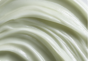 Verfeinert dein Hautbild und verbessert die Spannkraft fühlbar (RU21 Radiance Lift™ Komplex mit Hyaluronsäure-Fragmenten und Peptiden, Niacinamid, Tranexamsäure, Azelainsäure).