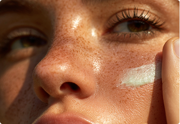 Aktiviert die Hauterneuerung und mindert sichtbar Rötungen (Niacinamid, Tranexamsäure, Azelainsäure, Mel[o]stem™, Resveratrol, EGCG, Boswellia-Extrakt, Ectoin).