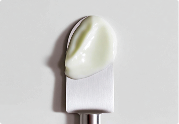 Mindert Schwellungen und revitalisiert deine Haut (Biophytex™, Resveratrol, EGCG, Boswellia-Extrakt, Ectoin).