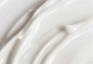 Unterstützt die Feuchtigkeitsbalance und lässt deine Haut glatter wirken (Glycerin, Polyglucuronsäure, Hydrolyzed Yeast Extract, filmbildende Polysaccharide aus Sclerotium Gum und Chondrus crispus, RU21 Radiance Lift™).