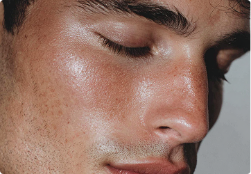 Beruhigt, mindert Rötungen (Bisabolol und Kamillenblütenextrakt).