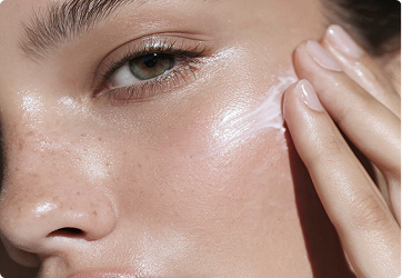 Mindert Unreinheiten und öligen Glanz, kann Poren sichtbar verfeinern (Niacinamid, Azelainsäure, Salicylsäure, Enantia-chlorantha-Rindenextrakt + Oleanolsäure [Evermat™]).