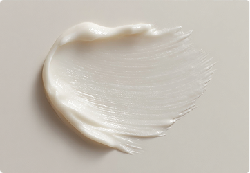 Beruhigt und mindert Rötungen sichtbar (Panthenol, Bisabolol, Allantoin).