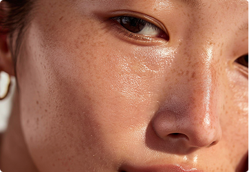 Verfeinert dein Hautbild sichtbar und kann feine Linien glätten (Retinal, RU21 Radiance Lift™ Komplex, filmbildende Polymere).