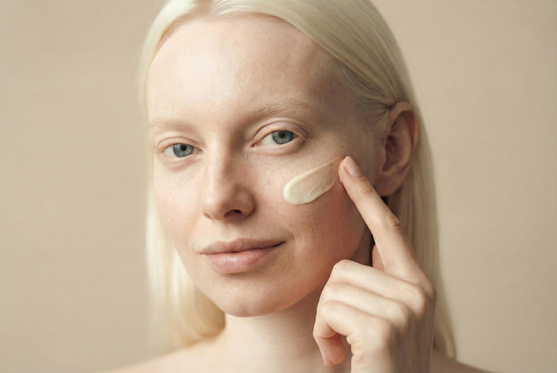 Aktiviert die Hauterneuerung und mindert sichtbar Rötungen (Niacinamid, Tranexamsäure, Azelainsäure, Mel[o]stem™, Resveratrol, EGCG, Boswellia-Extrakt, Ectoin).