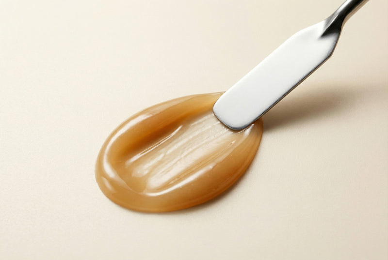 Unterstützt ein ebenmäßigeres, beruhigtes wirkendes Hautbild (Centella-Komplex, Fermente).