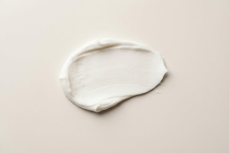 Beruhigt und mindert Rötungen sichtbar (Panthenol, Bisabolol, Allantoin).