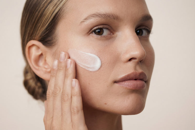 Samtiges Finish: zieht schnell ein, kein klebriger Film, geeignet unter Make up.