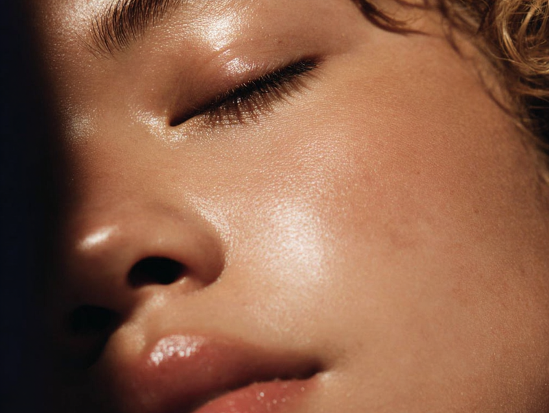 Mindert Pigmentflecken und lässt deinen Teint ebenmäßiger wirken (Pancratium maritimum, AHA).