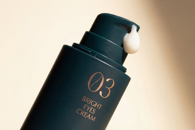 Unterstützt die Hautelastizität und glättet feine Linien wahrnehmbar (RU21 Radiance Lift™ Komplex, Signalpeptide, Pullulan).