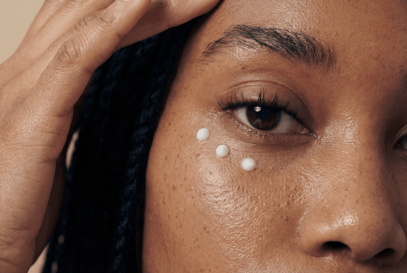 Mindert Schwellungen und Augenringe sichtbar (Hydrolyzed Yeast Extract, Kigelia Africana Fruit Extract, Galactoarabinan).