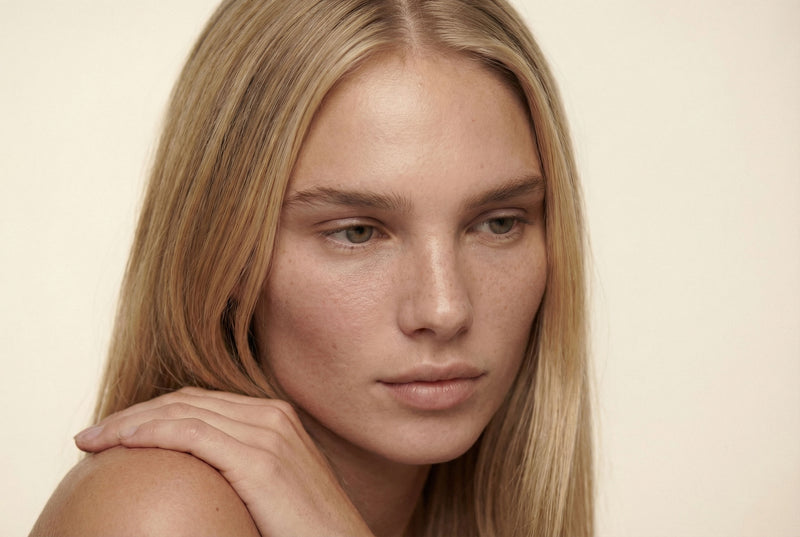 Beruhigt und unterstützt die Barrierefunktion für deinen Hautkomfort (Aloe-vera-Blattsaftpulver, Niacinamid, Polyglucuronsäure, Hydrolyzed Yeast Extract, Tocopherol, Lecithin).