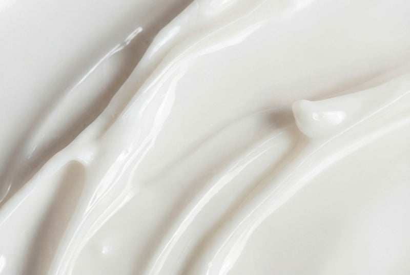 Unterstützt die Feuchtigkeitsbalance und lässt deine Haut glatter wirken (Glycerin, Polyglucuronsäure, Hydrolyzed Yeast Extract, filmbildende Polysaccharide aus Sclerotium Gum und Chondrus crispus, RU21 Radiance Lift™).