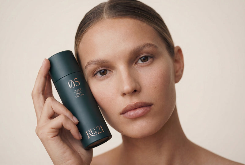 Mindert Unreinheiten und öligen Glanz, kann Poren sichtbar verfeinern (Niacinamid, Azelainsäure, Salicylsäure, Enantia-chlorantha-Rindenextrakt + Oleanolsäure [Evermat™]).