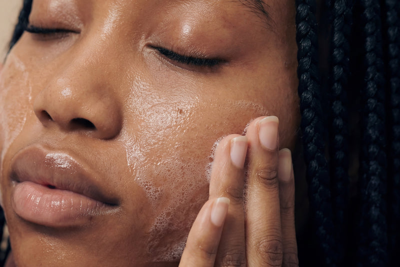 Gently cleanses, moisturizes (glycerin, sorbitol, polymers).