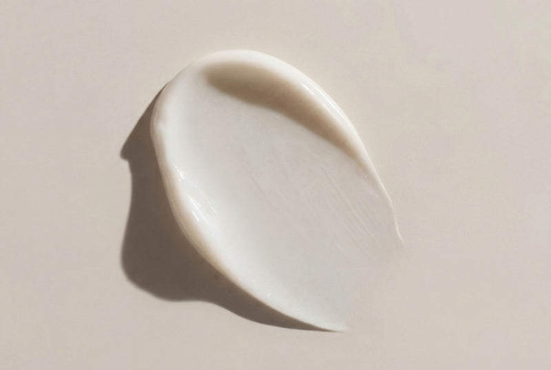 It promotes a more even skin tone and visibly reduces redness and acne scars (post-inflammatory spots).