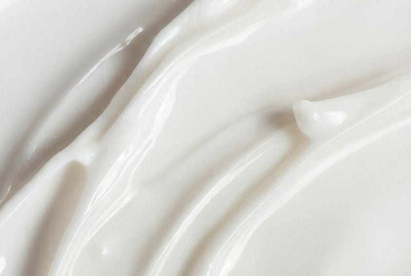 Supports hydration balance and makes your skin appear smoother (Glycerin, Polyglucuronic Acid, Hydrolyzed Yeast Extract, film-forming polysaccharides from Sclerotium Gum and Chondrus crispus, RU21 Radiance Lift™).